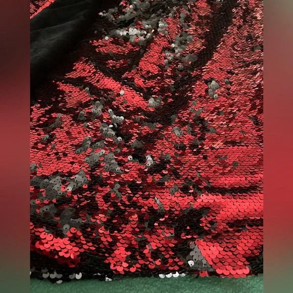 Minnie Mouse Reversible Sequin Hooded Blanket - Picture 7 of 11